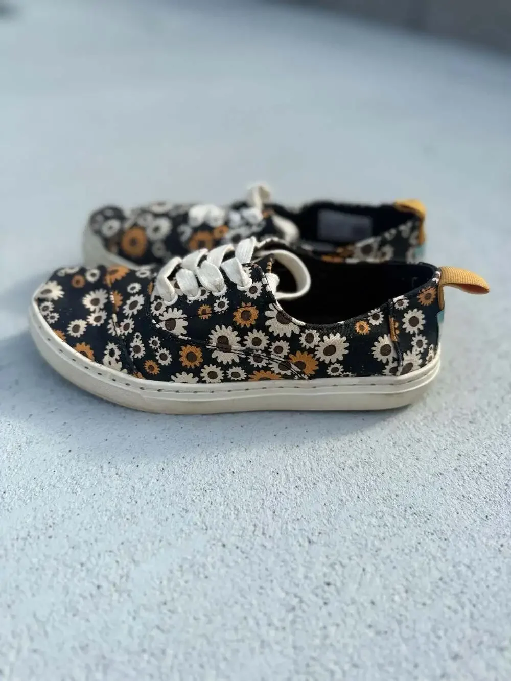 TOMS Black and Yellow Floral Daisy Kids Sneakers Size 2